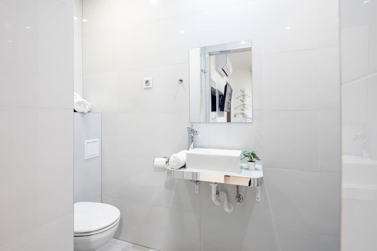 Central - New - Quiet Sleep Apartment บูดาเปสต์ ภายนอก รูปภาพ